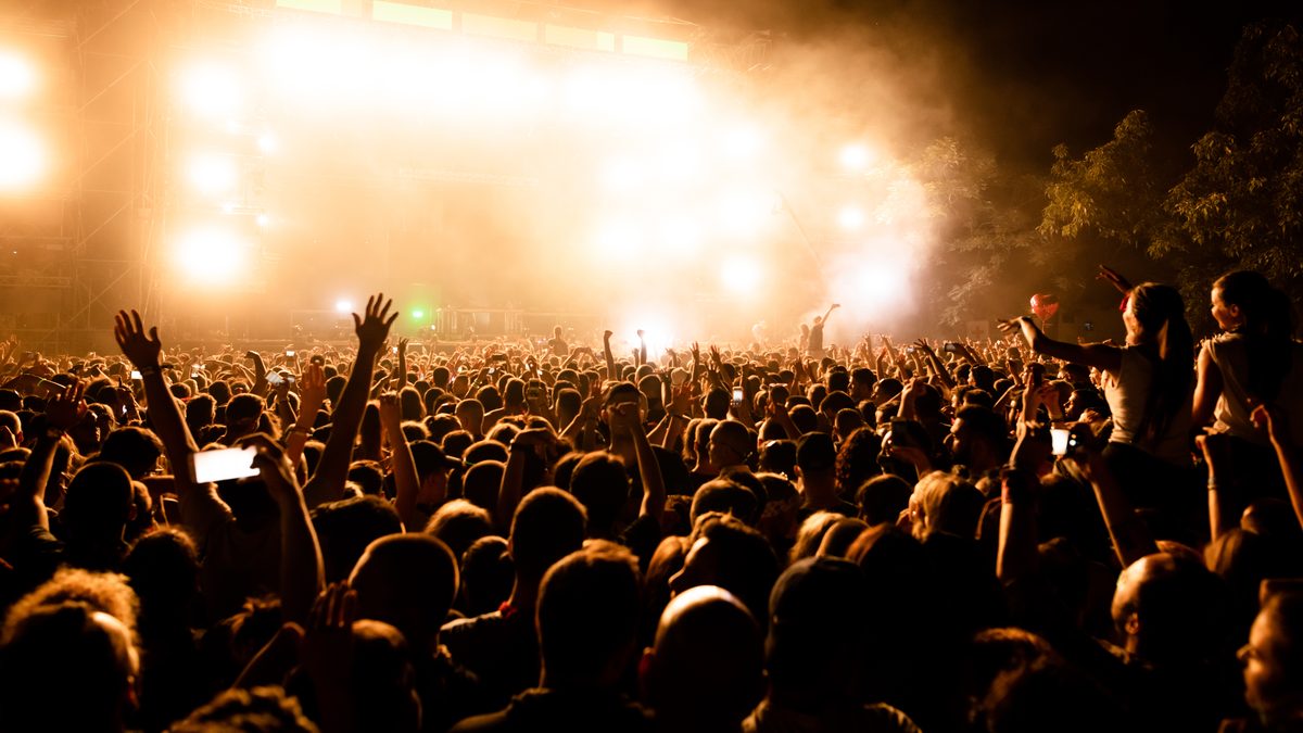 Public în fața unei scene de concert